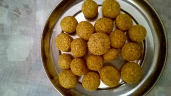 Til ki Laddu or Til er Naru