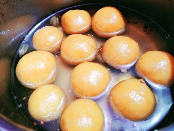 Mango Rasogolla or Mango Rasgulla